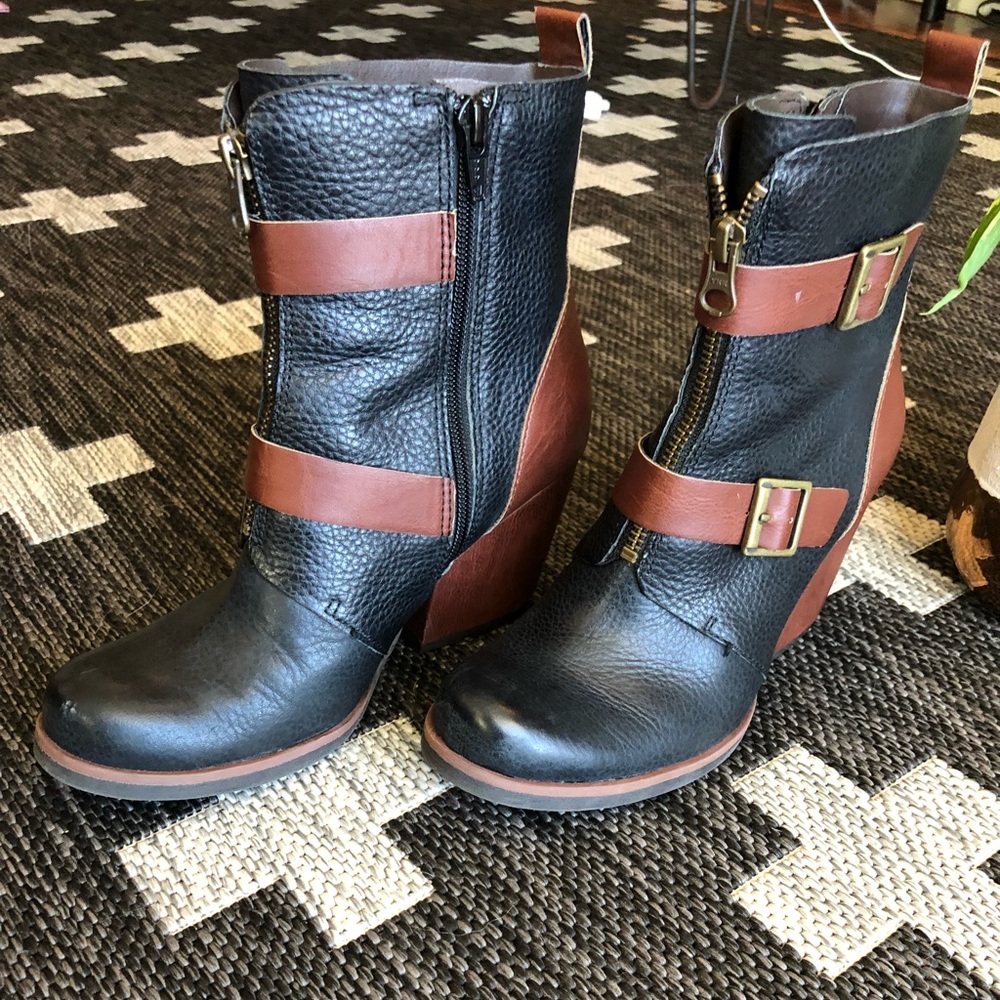 Korks boots!! 😍